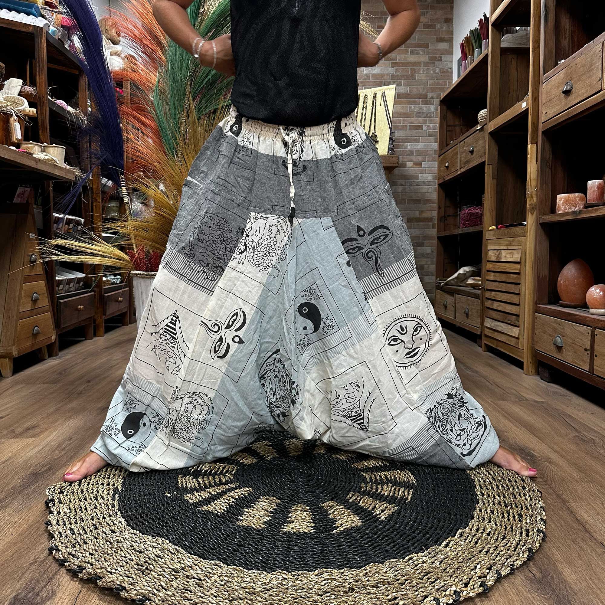bG9jYWw6Ly9tZWRpYS85Sy9BRC82MFIzMEMxRzZXUjNBRDlLL2IxZWQ0MjU1LmpwZWc.jpg Yoga and Festival Pants - Aladdin Himalayan Print on Grey - immagine 1