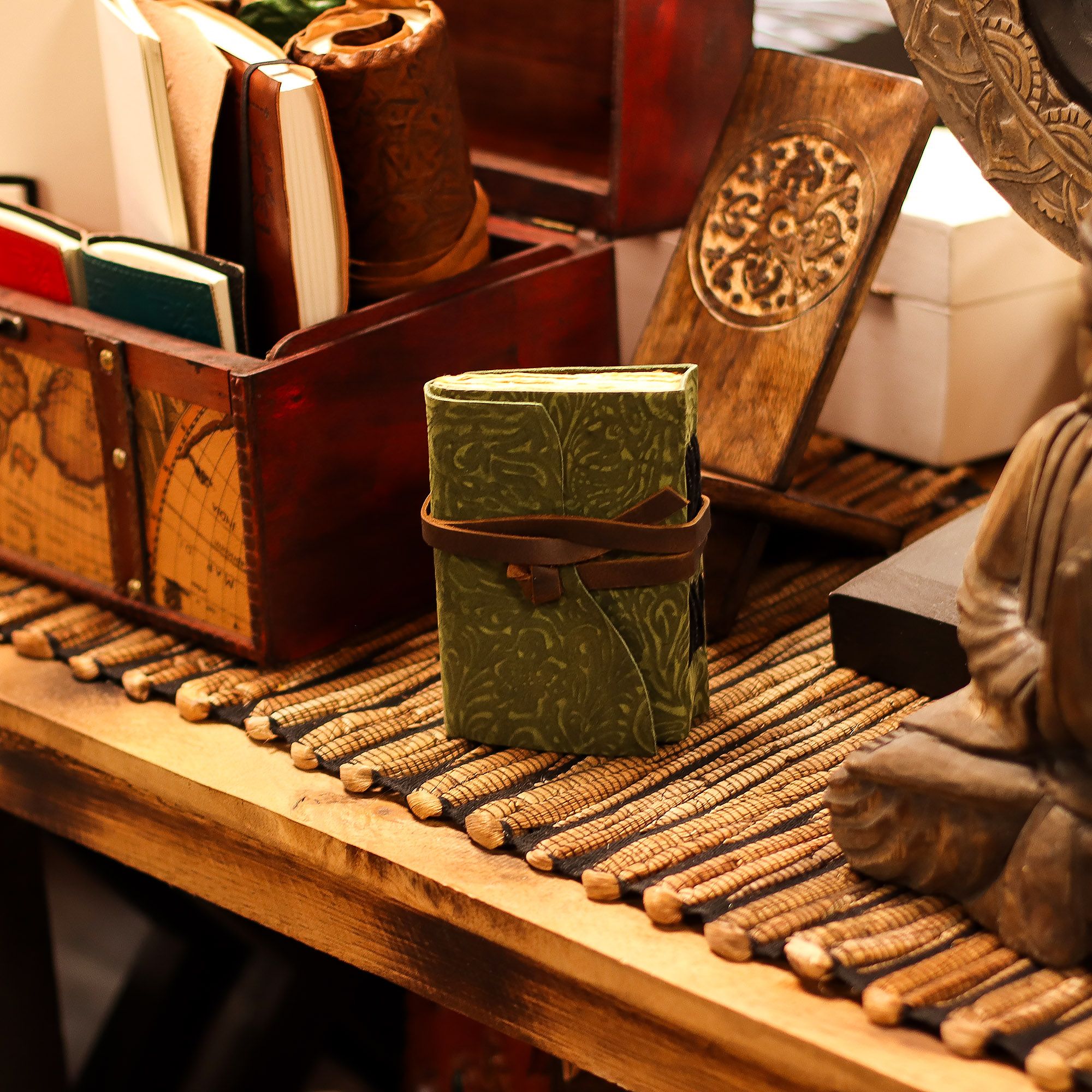 bG9jYWw6Ly9tZWRpYS85Sy9FRC82MFIzMEMxSjY0U0tFRDlLLzE5NGQ5OWUzLmpwZw.jpg Fat Deckled Leather Notebook – Green Maze Pattern – 12.7×8.9 cm - immagine 1