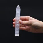 Selenite Wand - (Point one End) 7 Chakra (14-16cm) - immagine 3