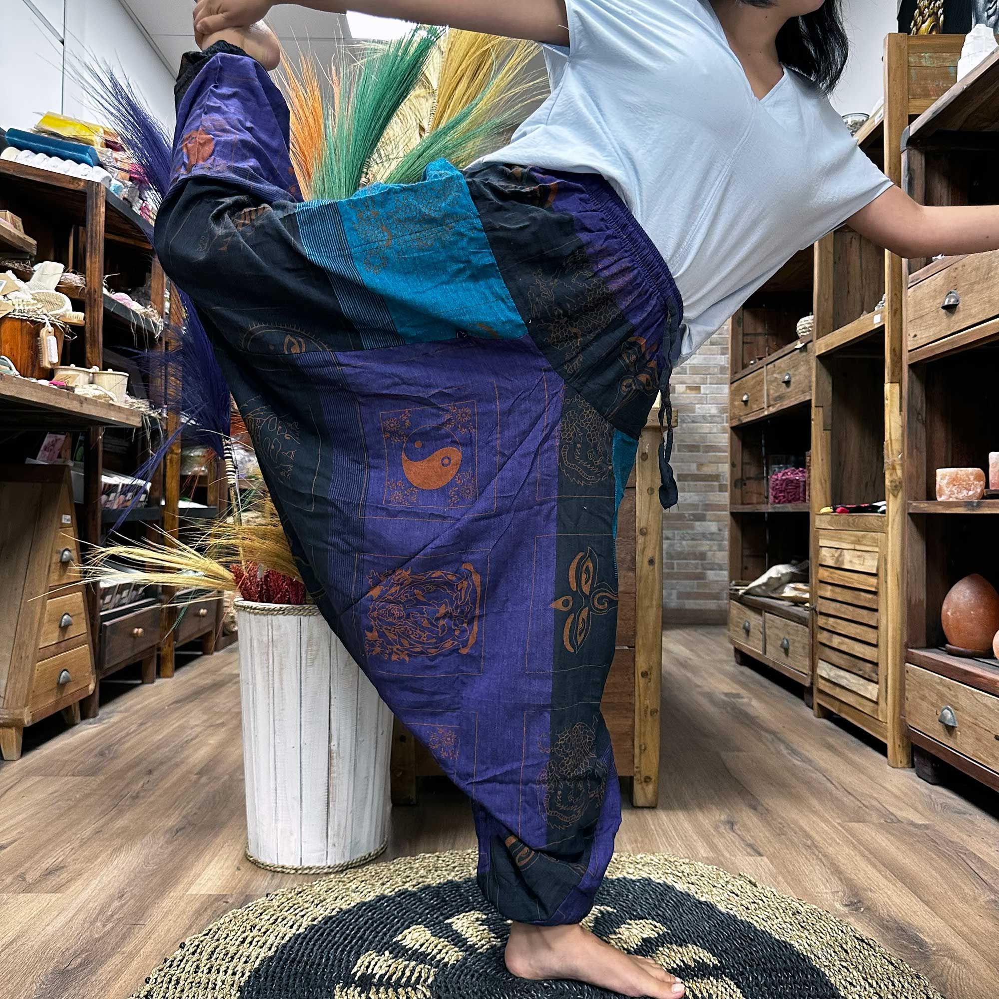 bG9jYWw6Ly9tZWRpYS85Ti9BRC82MFIzMEMxRzZXUjNBRDlOLzVmMzI1MzVhLmpwZWc.jpg Yoga and Festival Pants - Aladdin Himalayan Print on Purple - immagine 1