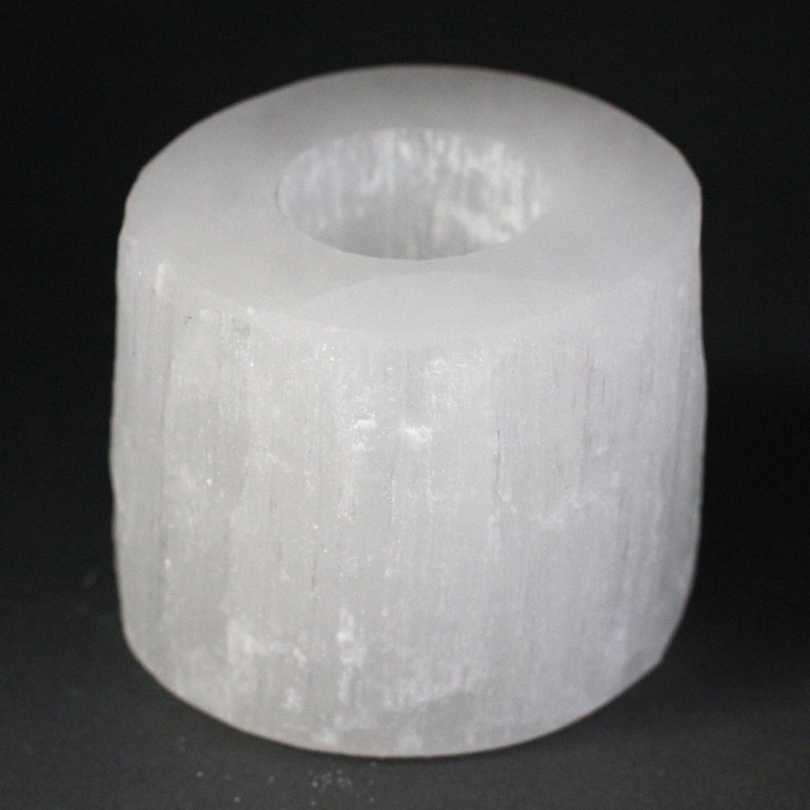 bG9jYWw6Ly9tZWRpYS85Uy84RC82MFIzMEMxRzZNVks4RDlTLzk2MTZkZDI2LmpwZWc-1.jpg Selenite Cylinder Candle Holder - 8 cm - immagine 1