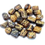 Runes Stone Set in Pouch - Tiger Eye - immagine 2