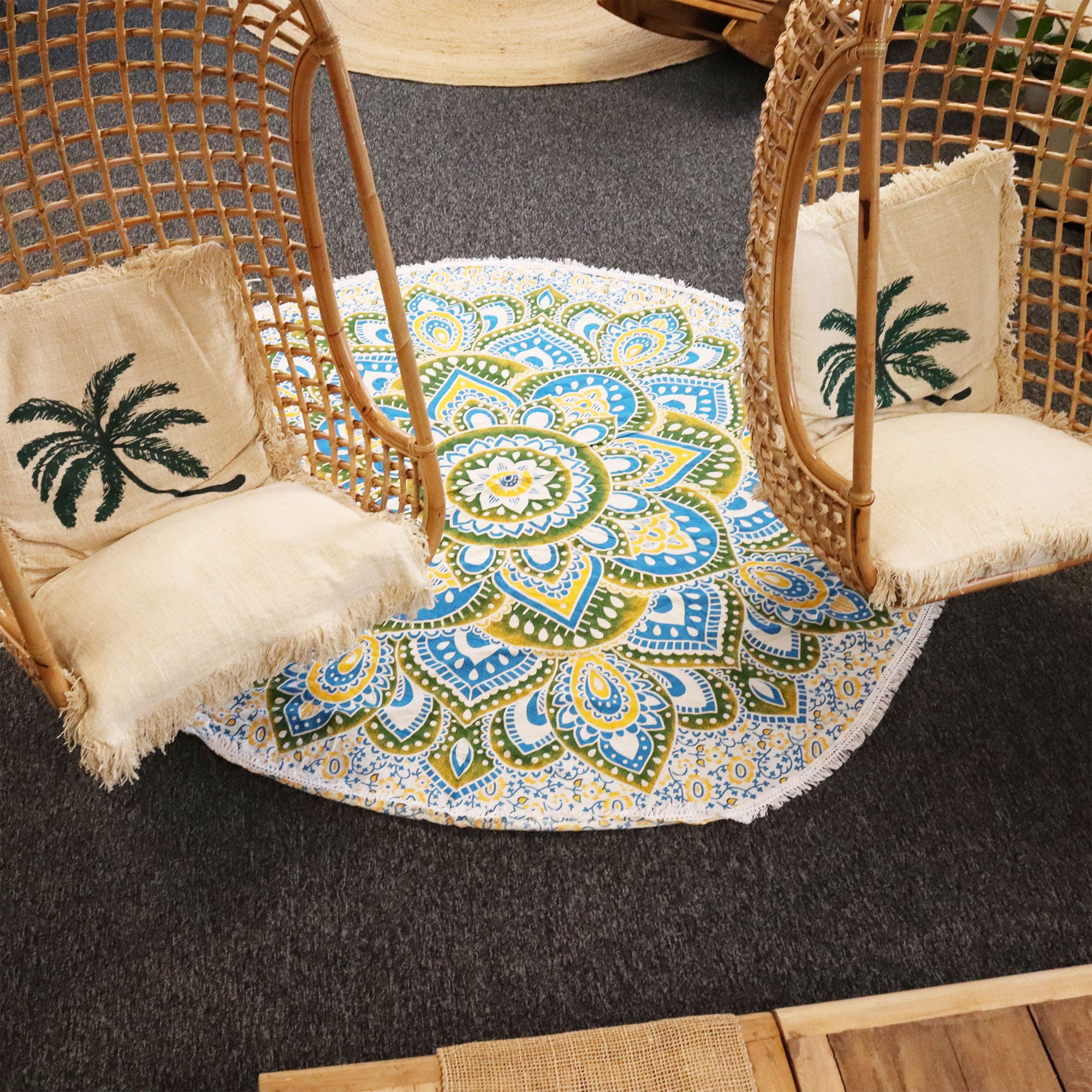 bG9jYWw6Ly9tZWRpYS8xSC80Qy82MFIzMEMxSjY0VDM0QzFILzliYjMyMmI0LmpwZw.jpg Large Mandala Roundy Art (180cm) - Yellow & Blue - immagine 1