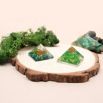 Sm Orgonite Pyramid 25mm Gemchips and Copper - immagine 7