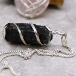 Cascade Wrapped Gemstone Necklace - Rough Black Onyx - immagine 2