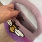 Water Felted Bee Bag - One Handle with Magnet  - Lavender Shades - immagine 5