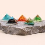 Sm Orgonite Pyramid 25mm Gemchips and Copper - immagine 8