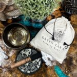 Hand Beaten & Engraved Singing Bowl Gift Set - 14cm - Green Tara - immagine 4