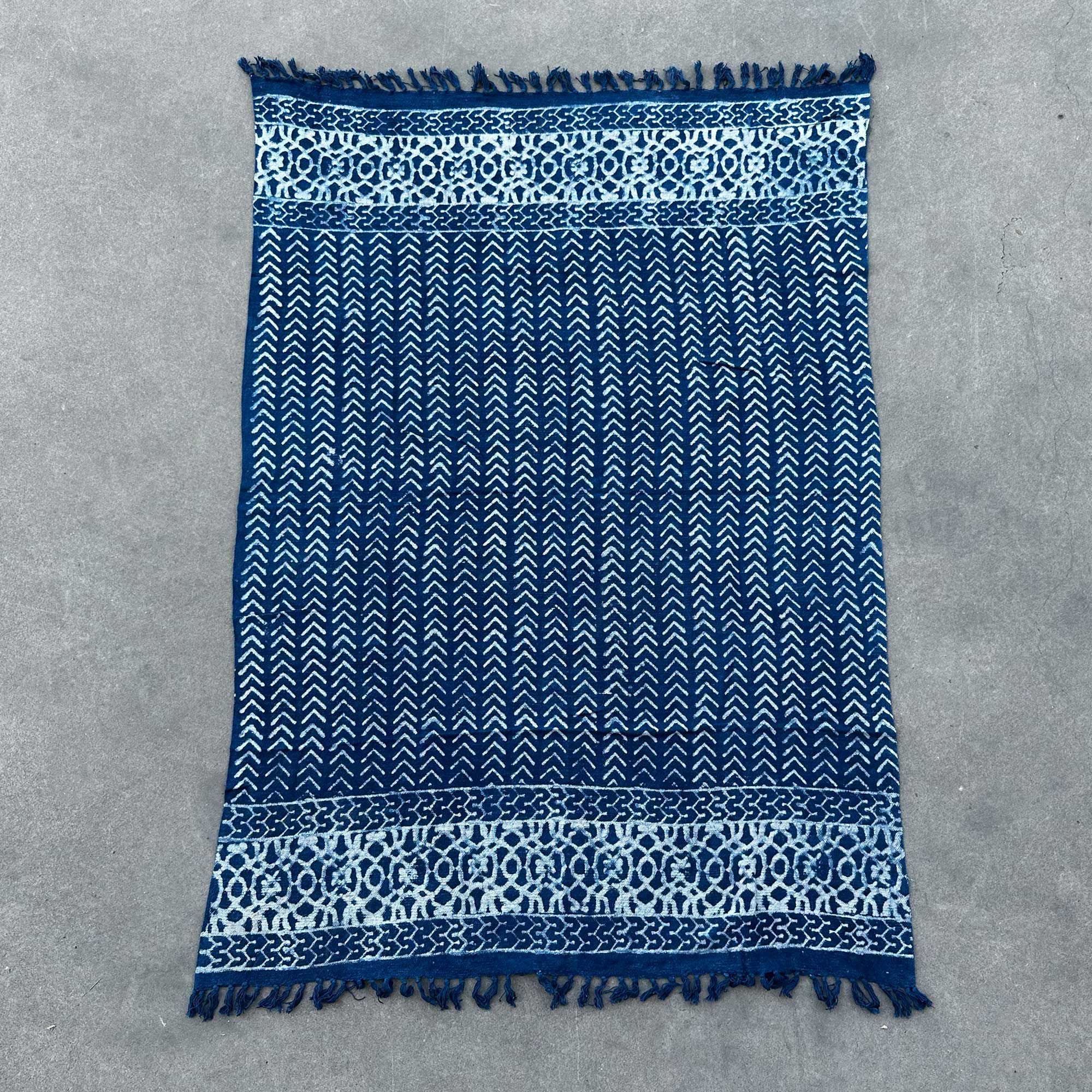 bG9jYWw6Ly9tZWRpYS8xUC9HRS82MFIzMEMxRzZSV0tHRTFQL2Y5OWRkMTQyLmpwZWc.jpg Handmade Indigo Throw - 170x120cm - Seedha Arrows - immagine 1