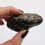 Bag of 6 Large African Tumble Stones - Guinea Fowl Bag of 6 Large - immagine 2