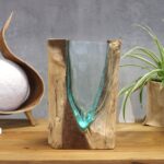Molton Glass V-shaped Art Vase on Wood - immagine 5