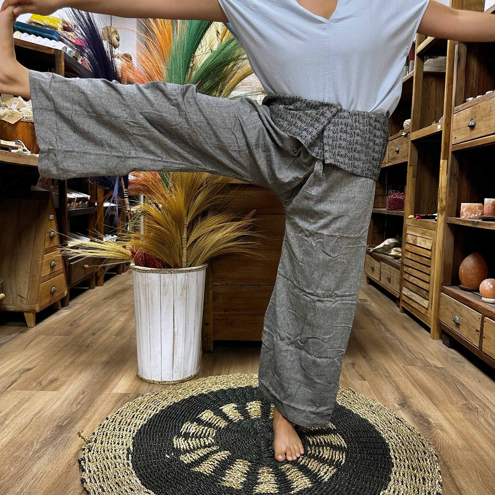 bG9jYWw6Ly9tZWRpYS9ISi9BRC82MFIzMEMxRzZXUjNBREhKL2Y0NGZmOTcxLmpwZWc.jpg Yoga and Festival Pants - Thai Fisherman Mandala Mantra on Grey - immagine 1