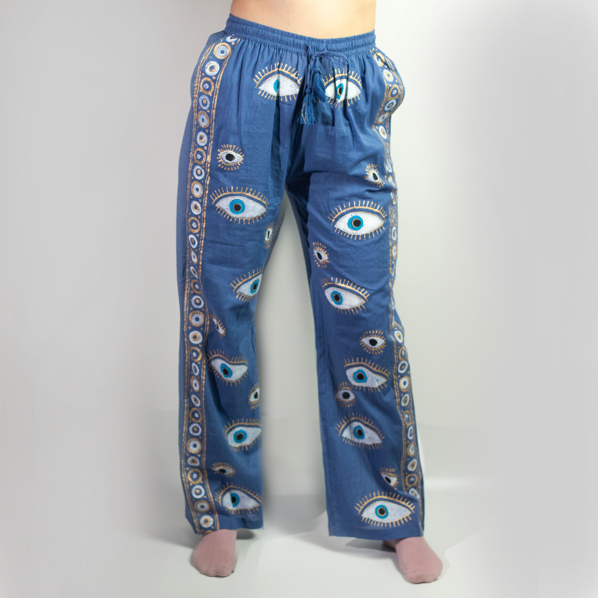 bG9jYWw6Ly9tZWRpYS9ITS84RC82MFIzMEMxSDc0UzM4REhNL2ViODMxZDIwLmpwZWc-5.jpg (ML) Nomad Sari On the Med Collection - Lounge Pants - Rich Blue & Gold Hand Painted Evil Eye Design - immagine 1