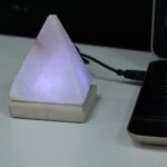 Quality USB Pyramid WHITE Salt Lamp - 9 cm (multi) - immagine 2
