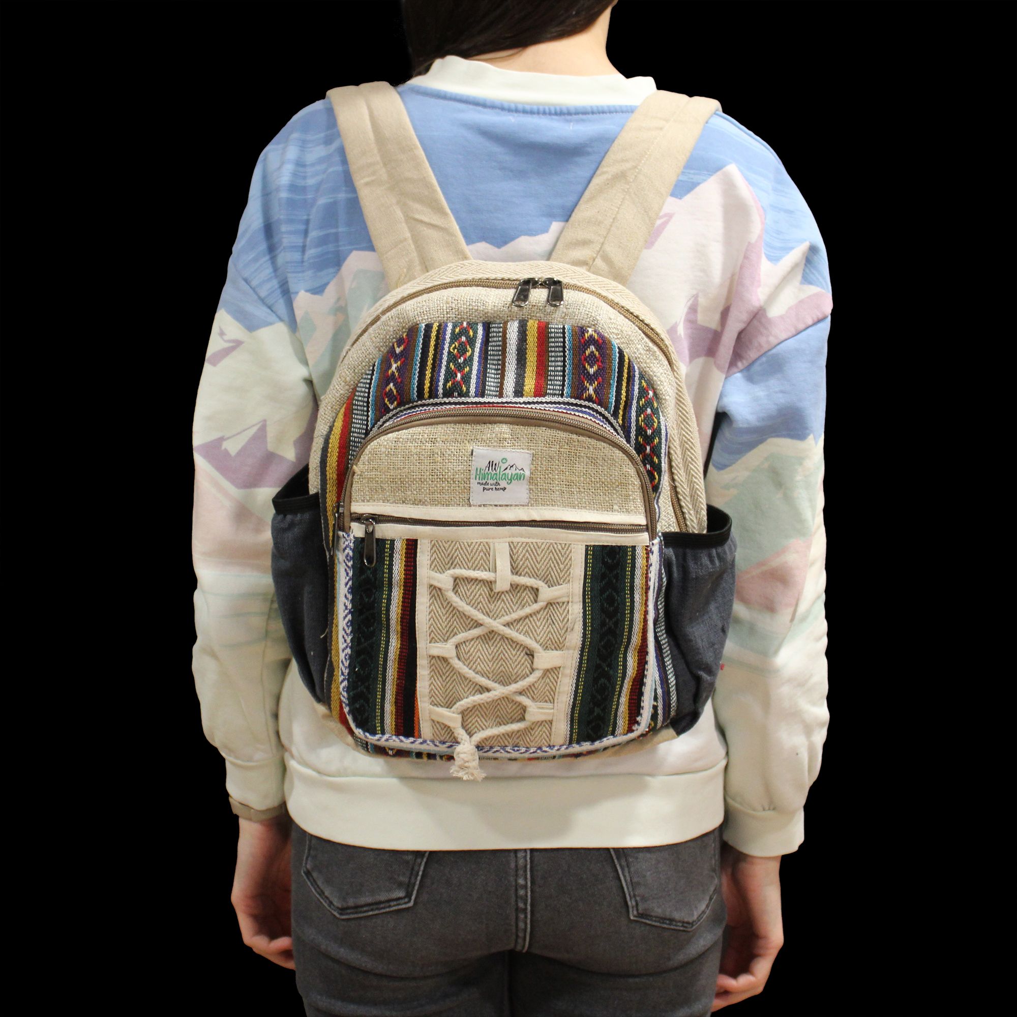 bG9jYWw6Ly9tZWRpYS85US82Qy82MFIzMEMxRzZSUjM2QzlRLzNmYTIyYmVlLmpwZWc.jpg Small Hemp Backpack - Rope & Pockets Style - immagine 1