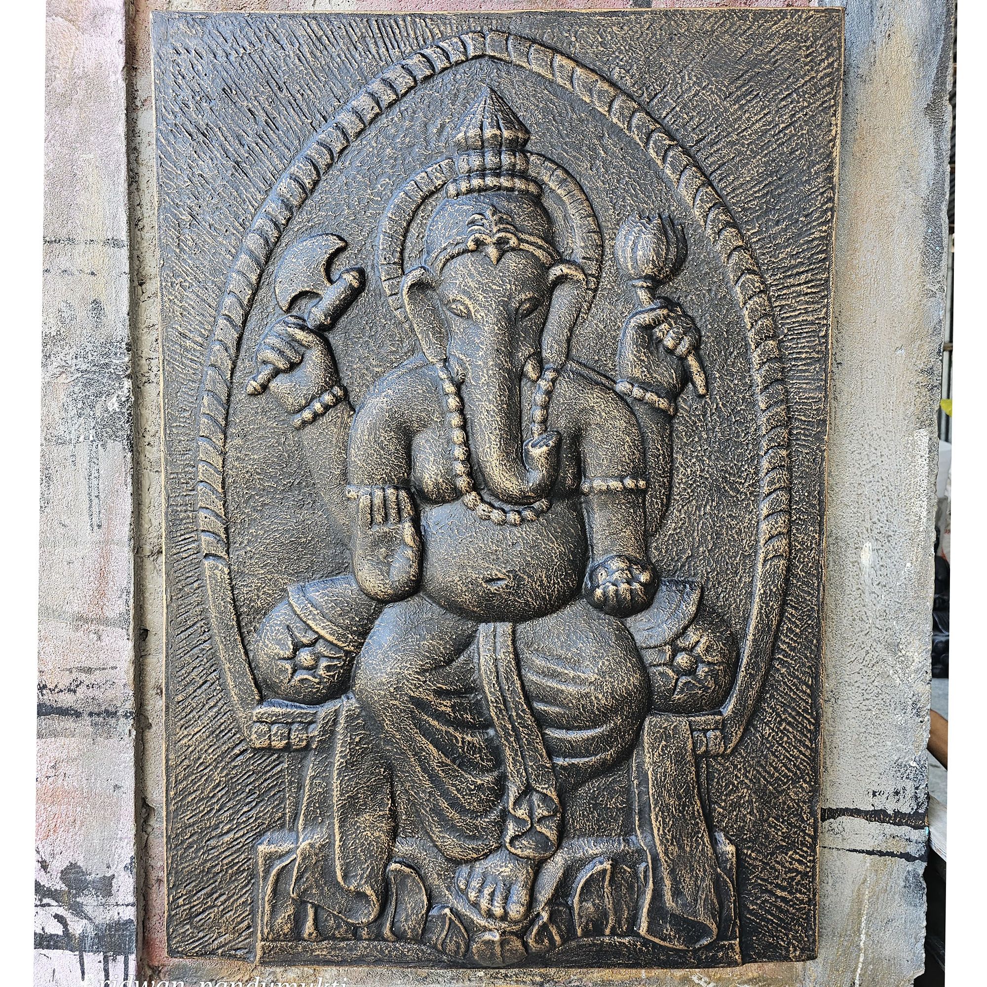 bG9jYWw6Ly9tZWRpYS9ISy80RC82MFIzMEMxRzZXVEs0REhLLzk5ZDM2YTMwLmpwZWc.jpg Grand Cadre en Fer Ganpati en Relief Doré Antique - 0,7x1m - immagine 1