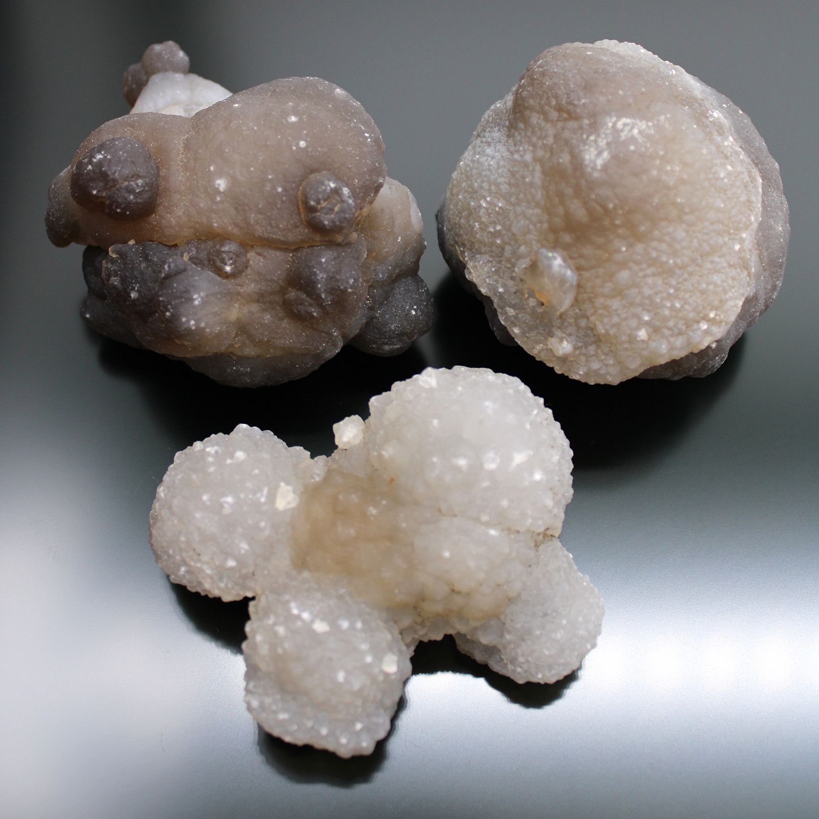 bG9jYWw6Ly9tZWRpYS9IUy80RC82MFIzMEMxRzZSVjM0REhTL2QzNDhhM2I5LmpwZWc.jpg Mineral Specimens - Calsidone (approx 100 pieces) - immagine 1