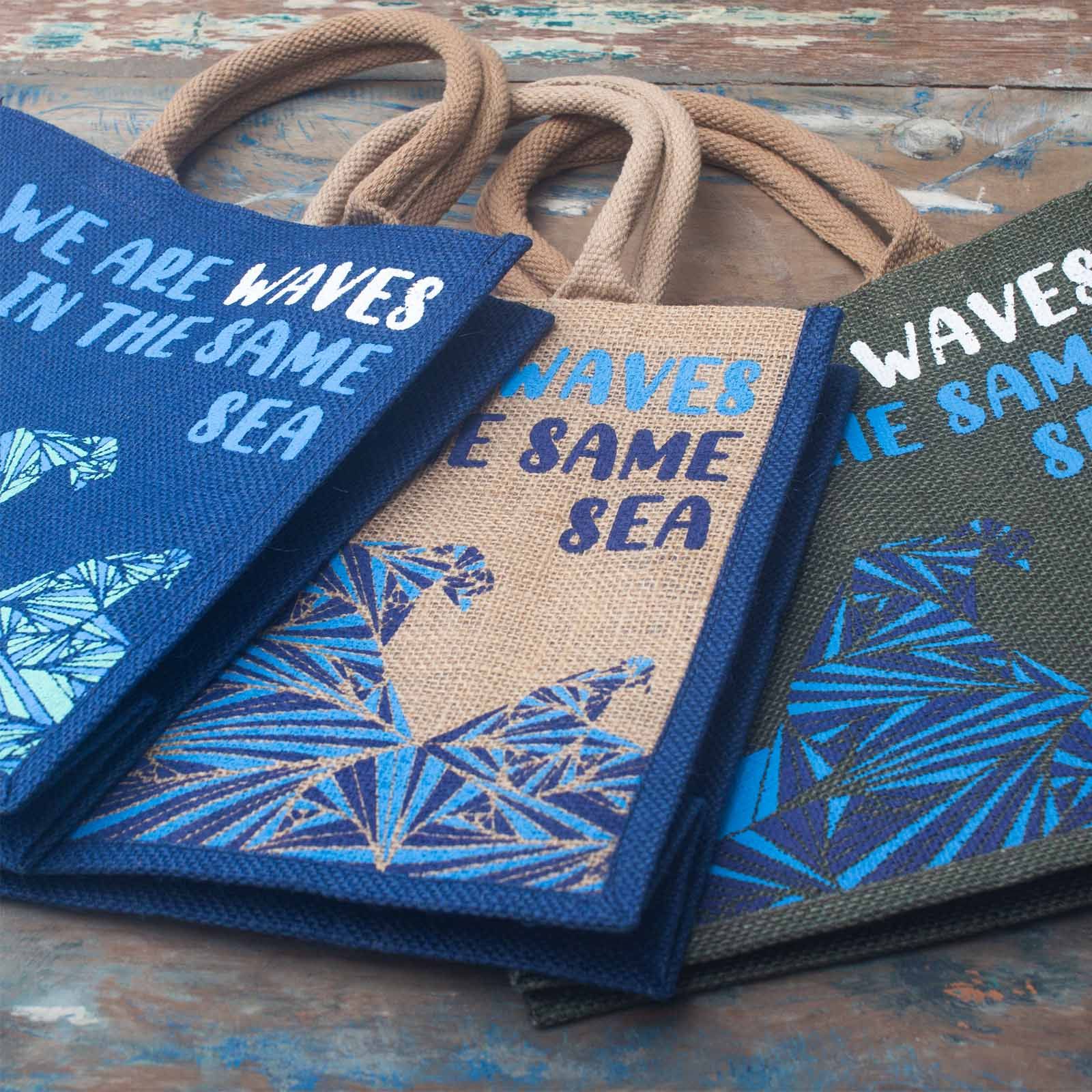 bG9jYWw6Ly9tZWRpYS9TSi84Qy82MFIzMEMxRzZSVEs4Q1NKLzFmMjYyNjE1LmpwZWc.jpg Printed Jute Bag - We are Waves - Blue - immagine 1