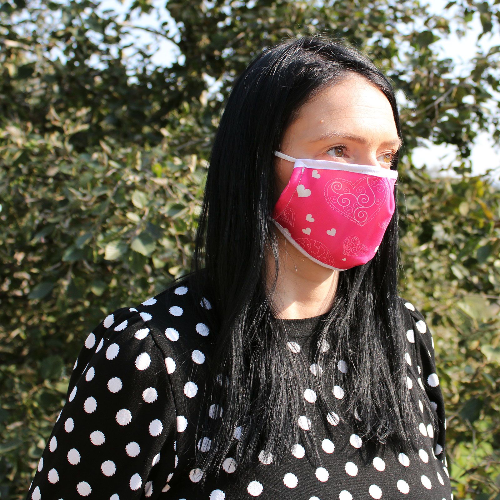 bG9jYWw6Ly9tZWRpYS9TUy80RC82MFIzMEMxRzZSUjM0RFNTL2NiYTU5M2EwLmpwZWc.jpg Reusable Fashion Face Covering - Pink Hearts (Adult) - immagine 1